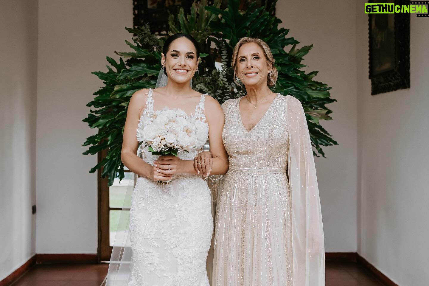 Verónica Álvarez - 11.2K Likes - Mom & Dad ♥️
Siempre pensé que era igual a mi papá físicamente… pero aquí me veo una mezcla perfecta de los dos. Uds qué dicen? Veo estas fotos y me emociono mucho! Quiero de nuevo todo jijiji
Vayan a la última foto para entender por qué soy muequera 🤣