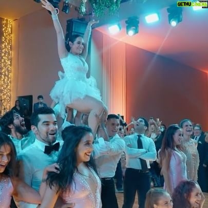 Verónica Álvarez - 59.4K Likes - Más allá de hacer una coreografía en mi matrimonio, muchos no saben pero Mateo nunca me ha visto hacer teatro musical así que qué mejor que traer el teatro musical a él e incluir a personas que fueron parte de mi vida en Nueva York y de ITH allá. Mis Vanilla incondicionales, mis amigas de toda la vida, colegas bailarines que amo y admiro y las personas con las que compartí un sueño que me marcó de por vida… todos juntos para hacer este momento realidad.
GRACIAS a los que fueron parte de esta locura (voy a etiquetar en comentarios), gracias @kervinvaldizan por ser la mente creativa detrás de esta puesta en escena y gracias @puntotessuto por hacer un vestuario que me hizo sentir una REINA.
Una de Beyonce porque OBVIO, la canción con la que Mateo se enamoró de mi y mi versión Vanessa más Vanessa de mi vida (jamás había hecho cargadas tan avezadas). Este momento lo guardaré en mi corazón para TODA MI VIDA. Fue magia plena, y la carita de Mateo NO TIENE PRECIO. Lo dejamos TODO y significó el mundo entero. Espero que lo disfruten tanto cómo nosotros ♥️♥️♥️