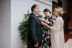 Verónica Álvarez Instagram - Mom & Dad ♥️

Siempre pensé que era igual a mi papá físicamente… pero aquí me veo una mezcla perfecta de los dos. Uds qué dicen? Veo estas fotos y me emociono mucho! Quiero de nuevo todo jijiji 

Vayan a la última foto para entender por qué soy muequera 🤣