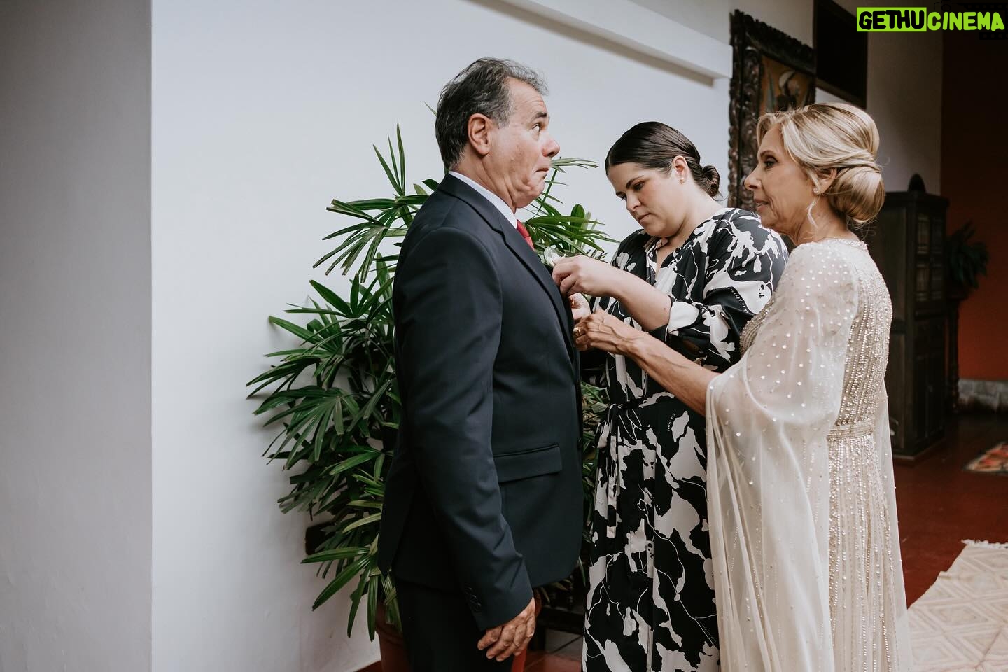 Verónica Álvarez - 11.2K Likes - Mom & Dad ♥️
Siempre pensé que era igual a mi papá físicamente… pero aquí me veo una mezcla perfecta de los dos. Uds qué dicen? Veo estas fotos y me emociono mucho! Quiero de nuevo todo jijiji
Vayan a la última foto para entender por qué soy muequera 🤣