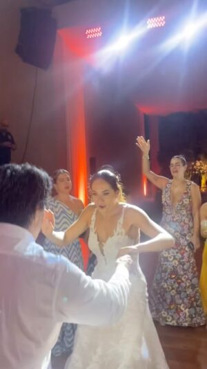 Verónica Álvarez Instagram - El verdadero: del tal palo tal astilla. Si pensabas que Mateo lo daba todo, aquí de dónde heredó su energía. Mi suegro se llevó el premio al invitado más empilado de la fiesta y yo no pude resistirme a seguirle todos los pasos. Es que es demasiado tierno. Te quiero @javiergarridolecca ! Todo el matri somos tus fans!! (Ya se viene su participación en el show sorpresa de Mateo…)