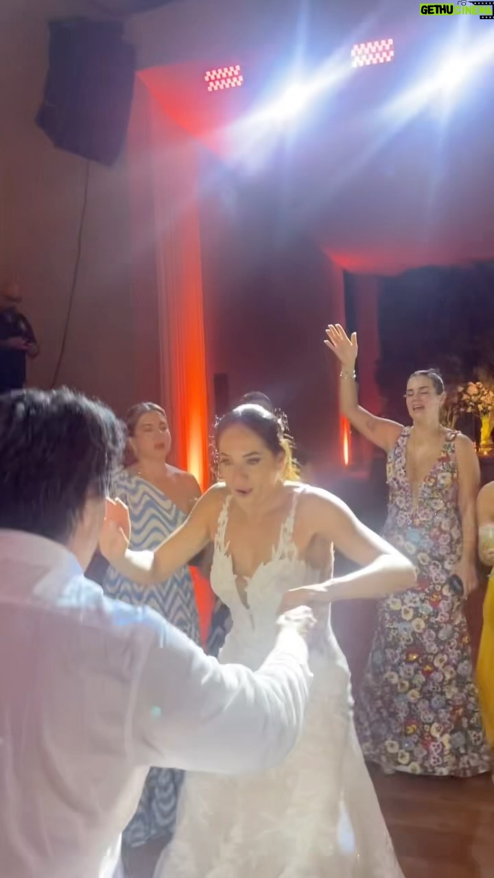 Verónica Álvarez - 16.2K Likes - El verdadero: del tal palo tal astilla. Si pensabas que Mateo lo daba todo, aquí de dónde heredó su energía. Mi suegro se llevó el premio al invitado más empilado de la fiesta y yo no pude resistirme a seguirle todos los pasos. Es que es demasiado tierno. Te quiero @javiergarridolecca ! Todo el matri somos tus fans!! (Ya se viene su participación en el show sorpresa de Mateo…)