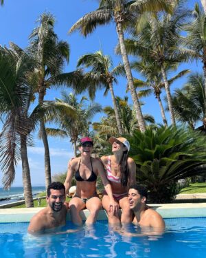 Verónica Álvarez Instagram - Sunsets y mucho amor. Máncora 2024. 🍯🌙 con amigos 🫶🏼