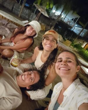 Verónica Álvarez Instagram - Sunsets y mucho amor. Máncora 2024. 🍯🌙 con amigos 🫶🏼