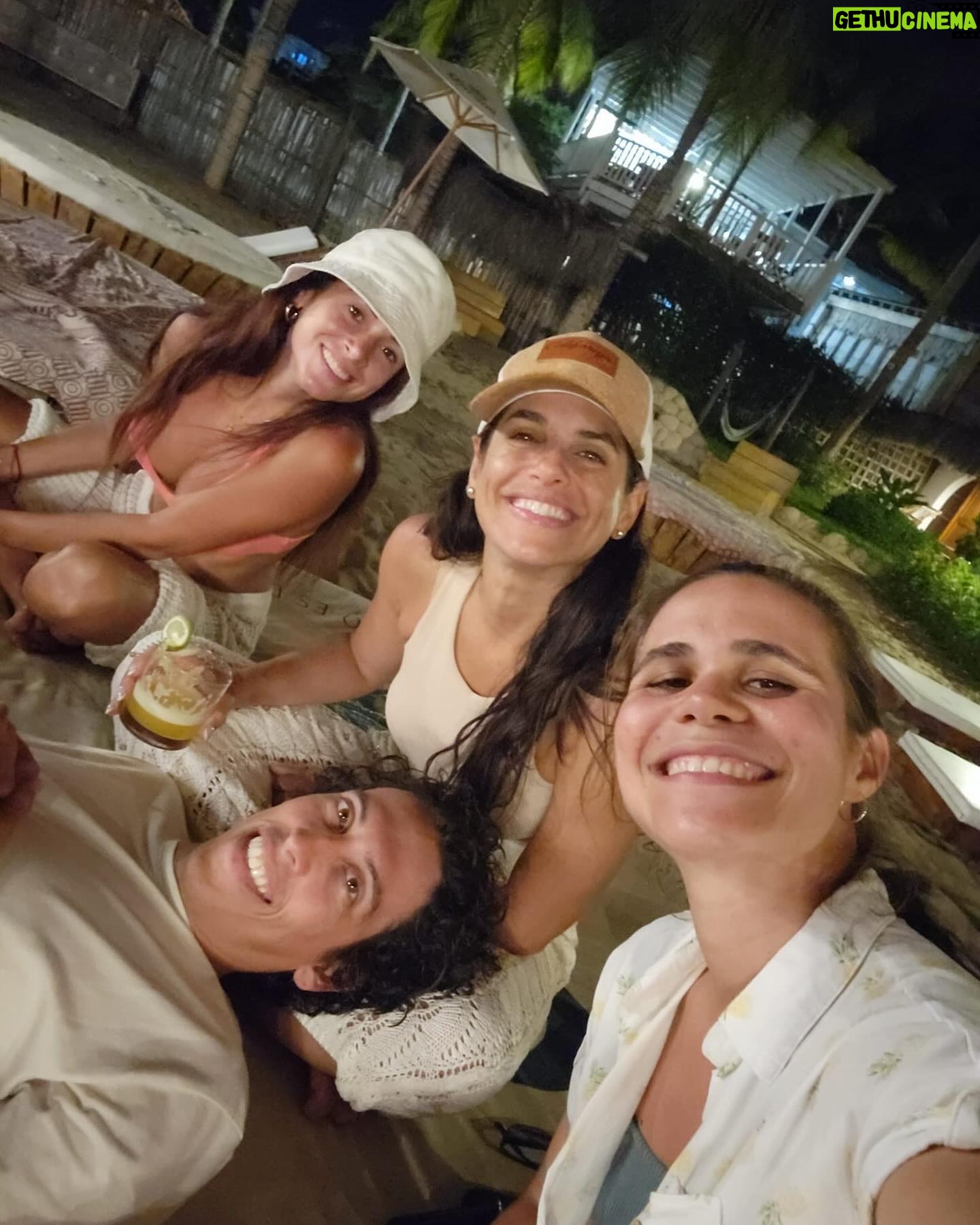 Verónica Álvarez - 9.4K Likes - Sunsets y mucho amor. Máncora 2024. 🍯🌙 con amigos 🫶🏼