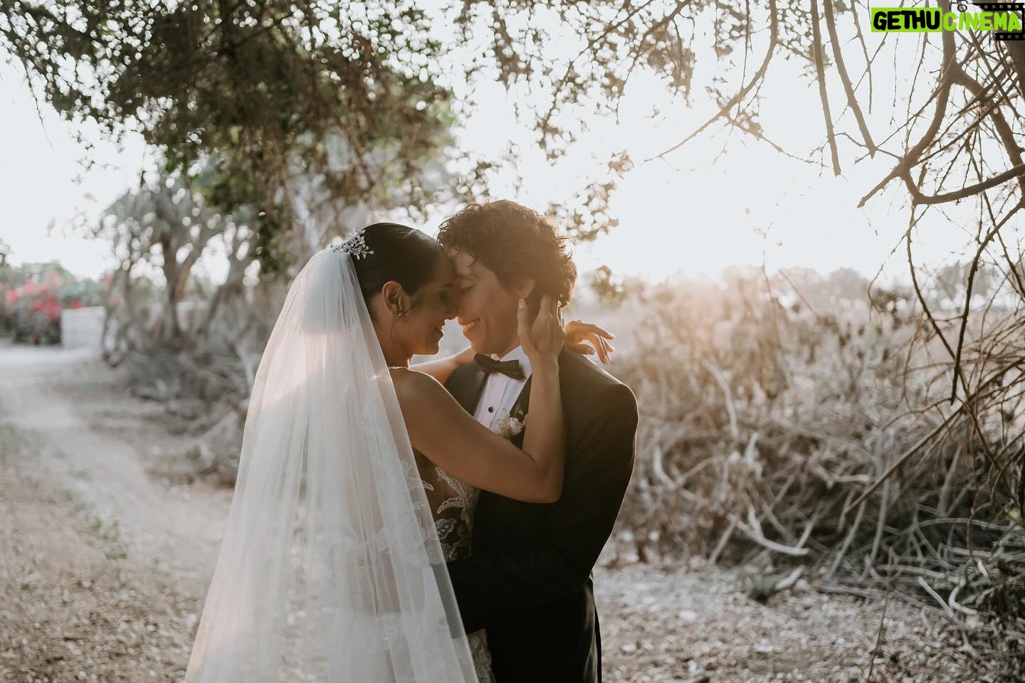 Verónica Álvarez - 73K Likes - Con uds: los Garrido Lecca Alvarez!!
Gracias por tantísimo amor que estamos recibiendo. No imaginamos la magnitud de todo lo lindo que sentimos en nuestro corazón. Aquí algunos momentos de la ceremonia más hermosa, llena de lágrimas, risas y mucha emoción. Rodeados de familia y amigos que queremos con el alma!
Me acuerdo que lo primero que dije cuando terminó la ceremonia fue: “¡De nuevo!”. Fue perfecto. Gracias a todos los que estuvieron ahí y a los que nos siguen haciendo llegar su cariño 🫶🏼
GLA ♾️
