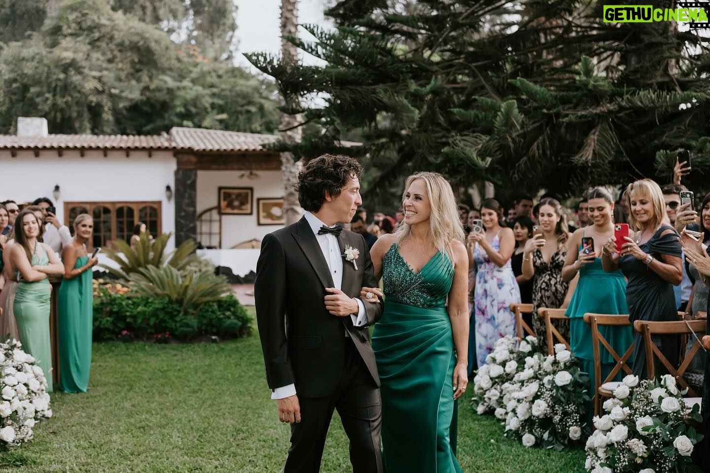 Verónica Álvarez - 73K Likes - Con uds: los Garrido Lecca Alvarez!!
Gracias por tantísimo amor que estamos recibiendo. No imaginamos la magnitud de todo lo lindo que sentimos en nuestro corazón. Aquí algunos momentos de la ceremonia más hermosa, llena de lágrimas, risas y mucha emoción. Rodeados de familia y amigos que queremos con el alma!
Me acuerdo que lo primero que dije cuando terminó la ceremonia fue: “¡De nuevo!”. Fue perfecto. Gracias a todos los que estuvieron ahí y a los que nos siguen haciendo llegar su cariño 🫶🏼
GLA ♾️