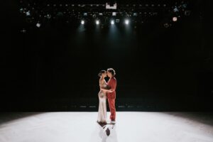 Verónica Álvarez Instagram - Mateo se subió a un escenario por primera vez a los 19. Vero a los 10. 
Hace 5 años nos conocimos en un teatro, sin saber que frente a cada uno, estaba y estará por siempre, nuestro mayor fan.
Te aplaudiré de pie hasta viejitos.
Feliz día del Teatro.