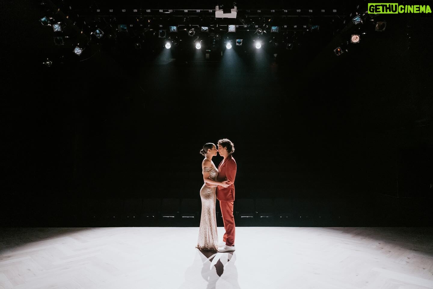 Verónica Álvarez - 48.4K Likes - Mateo se subió a un escenario por primera vez a los 19. Vero a los 10.
Hace 5 años nos conocimos en un teatro, sin saber que frente a cada uno, estaba y estará por siempre, nuestro mayor fan.
Te aplaudiré de pie hasta viejitos.
Feliz día del Teatro.