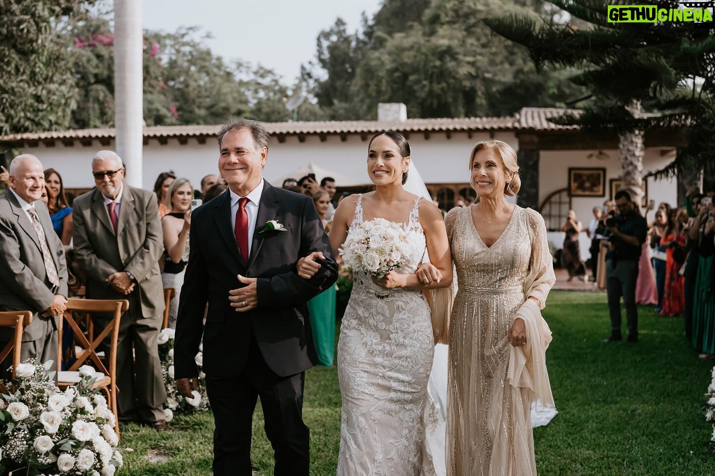 Verónica Álvarez - 73K Likes - Con uds: los Garrido Lecca Alvarez!!
Gracias por tantísimo amor que estamos recibiendo. No imaginamos la magnitud de todo lo lindo que sentimos en nuestro corazón. Aquí algunos momentos de la ceremonia más hermosa, llena de lágrimas, risas y mucha emoción. Rodeados de familia y amigos que queremos con el alma!
Me acuerdo que lo primero que dije cuando terminó la ceremonia fue: “¡De nuevo!”. Fue perfecto. Gracias a todos los que estuvieron ahí y a los que nos siguen haciendo llegar su cariño 🫶🏼
GLA ♾️