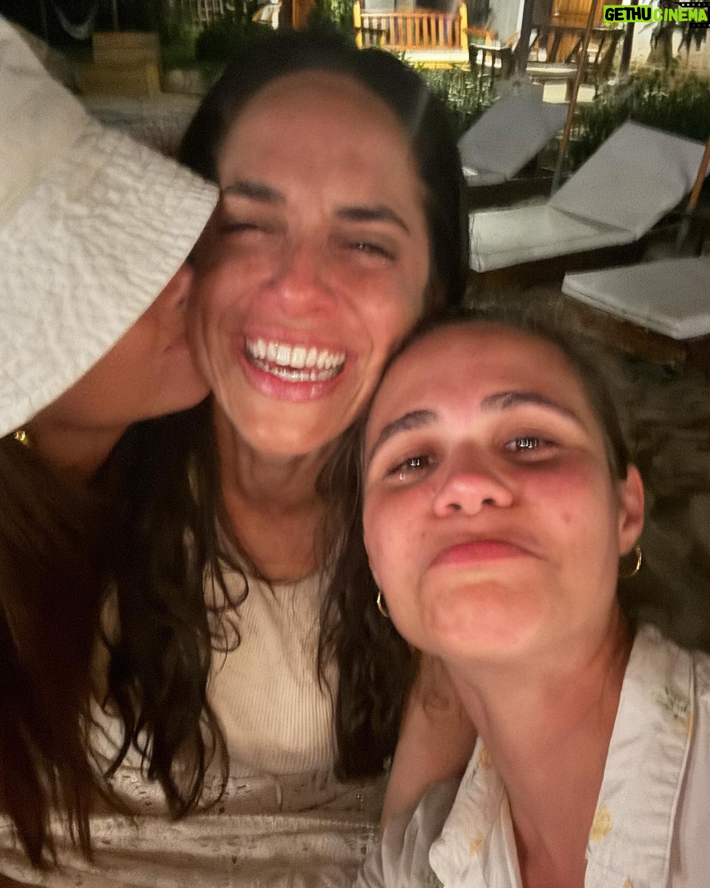 Verónica Álvarez - 13.6K Likes - Luna de miel con amigos, lo repetiría mil y un veces. Vengo soñando con este momento desde que me pidieron la mano. Ha sido la mejor decisión. Los amo infinito porque #FÁCIL es morirme por ustedes.