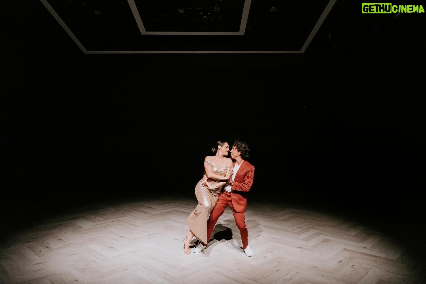 Verónica Álvarez - 48.4K Likes - Mateo se subió a un escenario por primera vez a los 19. Vero a los 10.
Hace 5 años nos conocimos en un teatro, sin saber que frente a cada uno, estaba y estará por siempre, nuestro mayor fan.
Te aplaudiré de pie hasta viejitos.
Feliz día del Teatro.