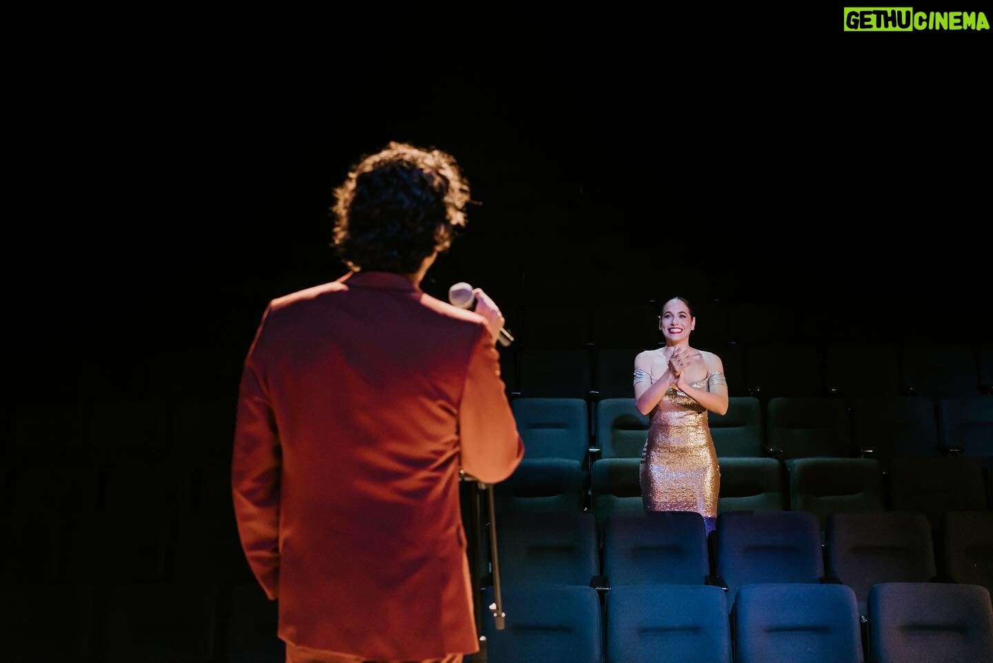 Verónica Álvarez - 48.4K Likes - Mateo se subió a un escenario por primera vez a los 19. Vero a los 10.
Hace 5 años nos conocimos en un teatro, sin saber que frente a cada uno, estaba y estará por siempre, nuestro mayor fan.
Te aplaudiré de pie hasta viejitos.
Feliz día del Teatro.
