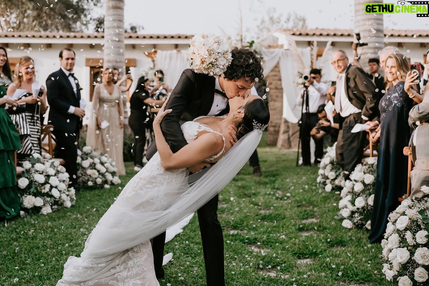 Verónica Álvarez - 73K Likes - Con uds: los Garrido Lecca Alvarez!!
Gracias por tantísimo amor que estamos recibiendo. No imaginamos la magnitud de todo lo lindo que sentimos en nuestro corazón. Aquí algunos momentos de la ceremonia más hermosa, llena de lágrimas, risas y mucha emoción. Rodeados de familia y amigos que queremos con el alma!
Me acuerdo que lo primero que dije cuando terminó la ceremonia fue: “¡De nuevo!”. Fue perfecto. Gracias a todos los que estuvieron ahí y a los que nos siguen haciendo llegar su cariño 🫶🏼
GLA ♾️