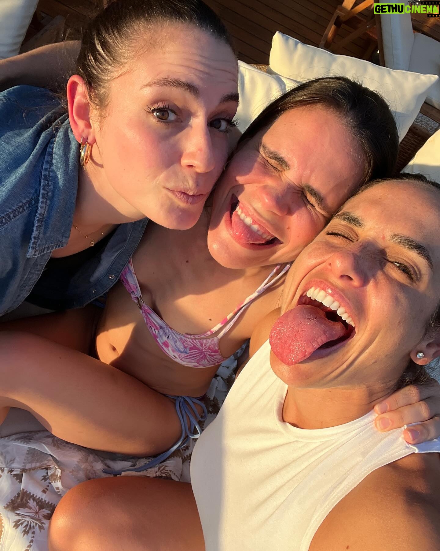 Verónica Álvarez - 13.6K Likes - Luna de miel con amigos, lo repetiría mil y un veces. Vengo soñando con este momento desde que me pidieron la mano. Ha sido la mejor decisión. Los amo infinito porque #FÁCIL es morirme por ustedes.