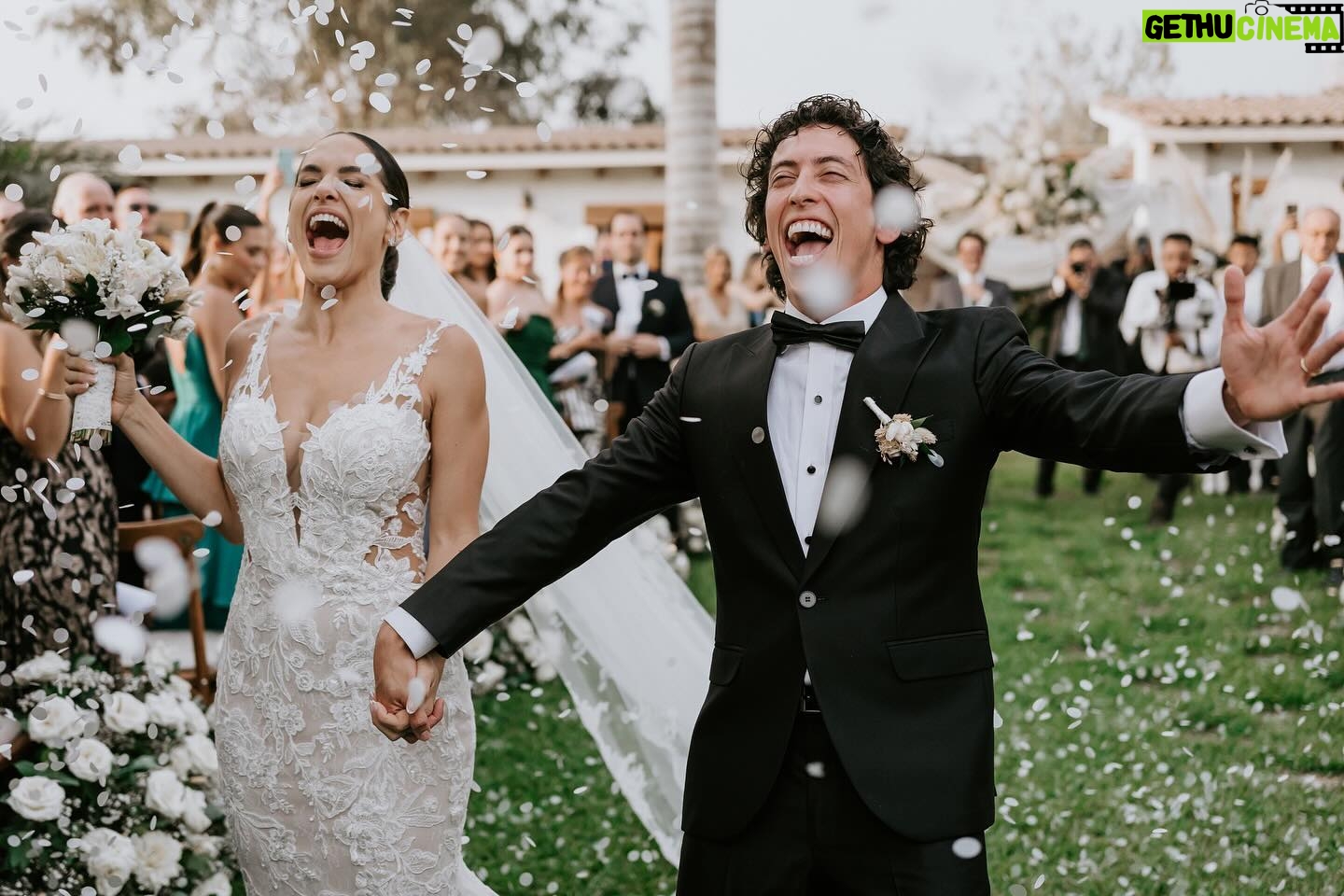 Verónica Álvarez - 73K Likes - Con uds: los Garrido Lecca Alvarez!!
Gracias por tantísimo amor que estamos recibiendo. No imaginamos la magnitud de todo lo lindo que sentimos en nuestro corazón. Aquí algunos momentos de la ceremonia más hermosa, llena de lágrimas, risas y mucha emoción. Rodeados de familia y amigos que queremos con el alma!
Me acuerdo que lo primero que dije cuando terminó la ceremonia fue: “¡De nuevo!”. Fue perfecto. Gracias a todos los que estuvieron ahí y a los que nos siguen haciendo llegar su cariño 🫶🏼
GLA ♾️