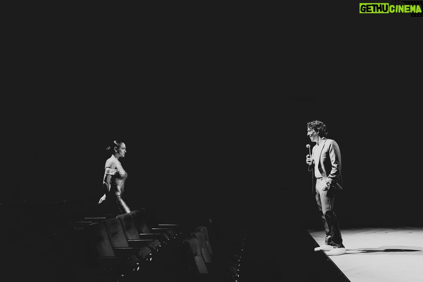 Verónica Álvarez - 48.4K Likes - Mateo se subió a un escenario por primera vez a los 19. Vero a los 10.
Hace 5 años nos conocimos en un teatro, sin saber que frente a cada uno, estaba y estará por siempre, nuestro mayor fan.
Te aplaudiré de pie hasta viejitos.
Feliz día del Teatro.