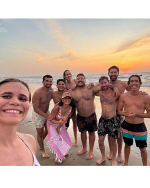 Verónica Álvarez Instagram - Luna de miel con amigos, lo repetiría mil y un veces. Vengo soñando con este momento desde que me pidieron la mano. Ha sido la mejor decisión. Los amo infinito porque #FÁCIL es morirme por ustedes.