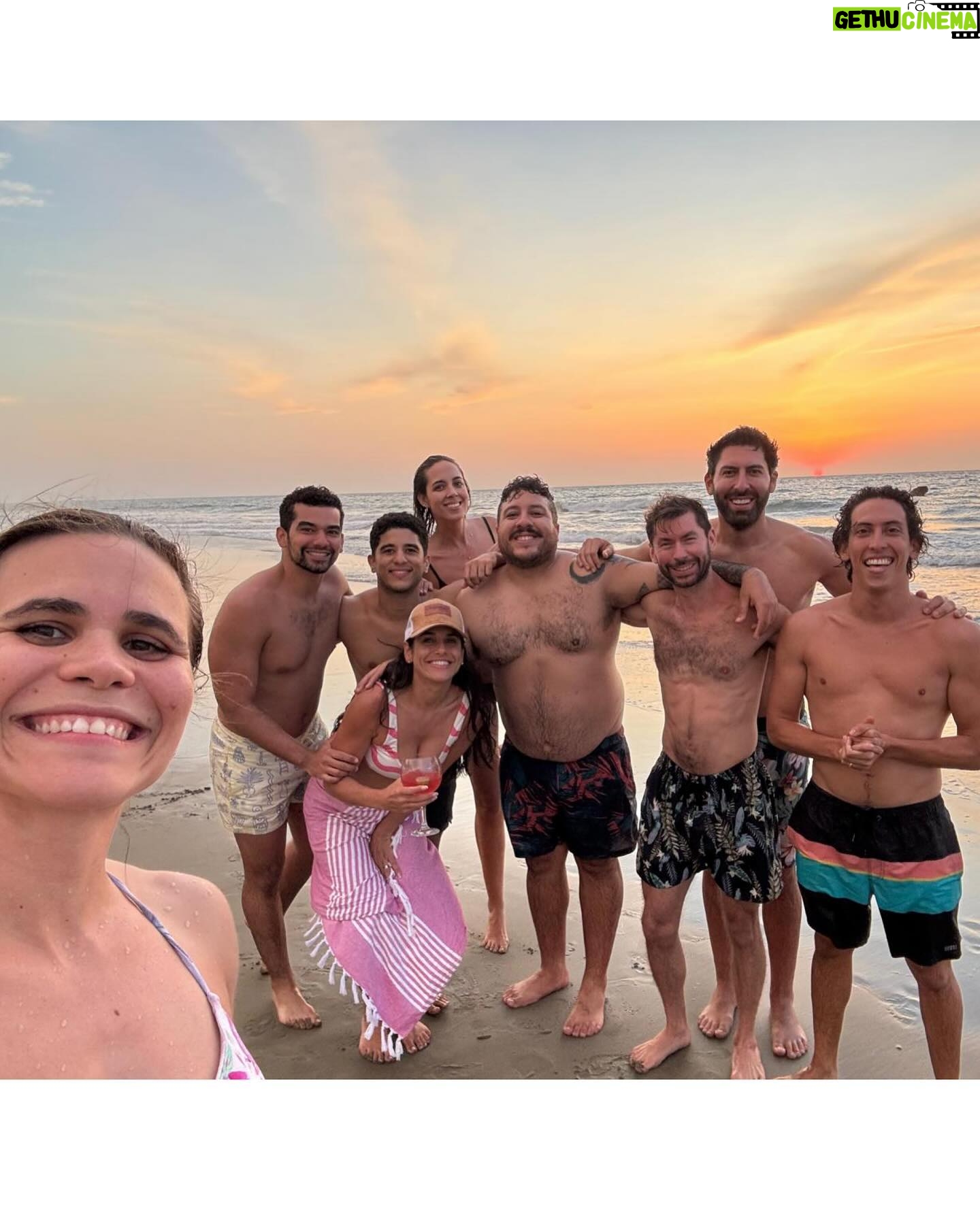 Verónica Álvarez - 13.6K Likes - Luna de miel con amigos, lo repetiría mil y un veces. Vengo soñando con este momento desde que me pidieron la mano. Ha sido la mejor decisión. Los amo infinito porque #FÁCIL es morirme por ustedes.