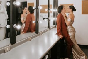 Verónica Álvarez Instagram - Mateo se subió a un escenario por primera vez a los 19. Vero a los 10. 
Hace 5 años nos conocimos en un teatro, sin saber que frente a cada uno, estaba y estará por siempre, nuestro mayor fan.
Te aplaudiré de pie hasta viejitos.
Feliz día del Teatro.