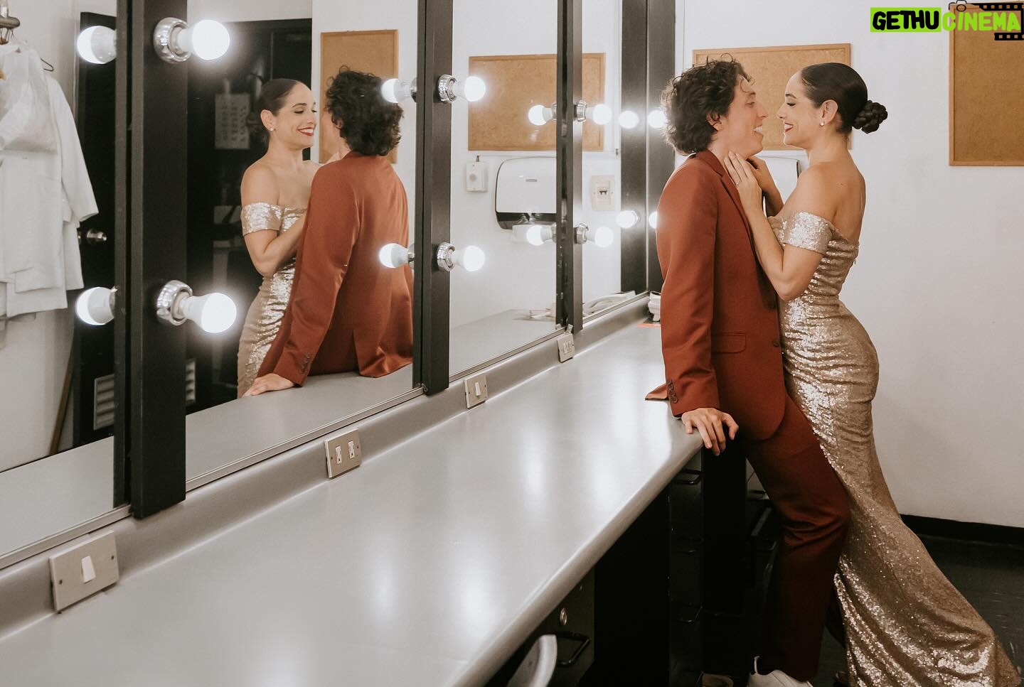 Verónica Álvarez - 48.4K Likes - Mateo se subió a un escenario por primera vez a los 19. Vero a los 10.
Hace 5 años nos conocimos en un teatro, sin saber que frente a cada uno, estaba y estará por siempre, nuestro mayor fan.
Te aplaudiré de pie hasta viejitos.
Feliz día del Teatro.
