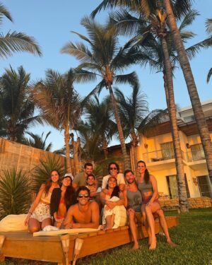 Verónica Álvarez Instagram - Luna de miel con amigos, lo repetiría mil y un veces. Vengo soñando con este momento desde que me pidieron la mano. Ha sido la mejor decisión. Los amo infinito porque #FÁCIL es morirme por ustedes.