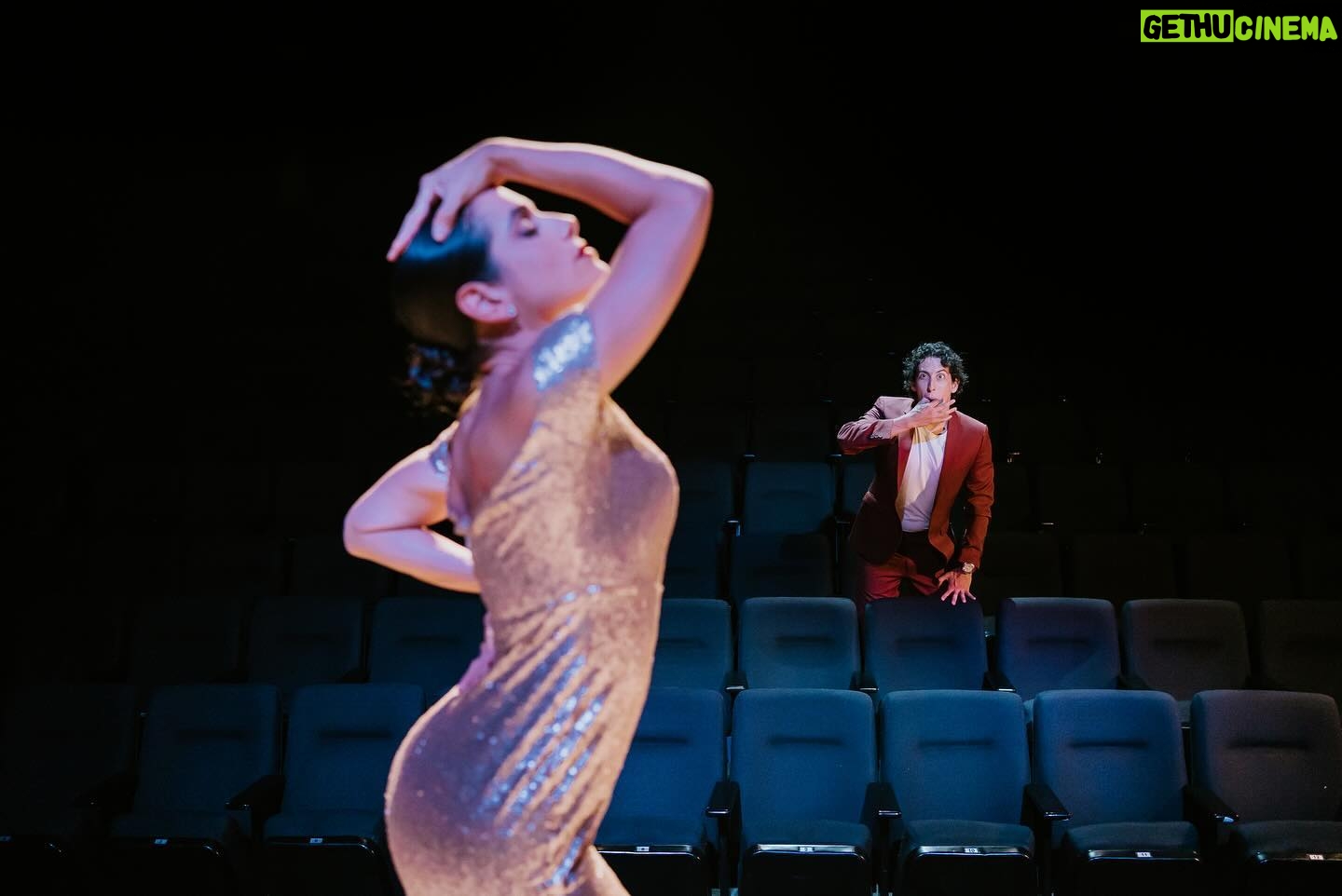 Verónica Álvarez - 48.4K Likes - Mateo se subió a un escenario por primera vez a los 19. Vero a los 10.
Hace 5 años nos conocimos en un teatro, sin saber que frente a cada uno, estaba y estará por siempre, nuestro mayor fan.
Te aplaudiré de pie hasta viejitos.
Feliz día del Teatro.