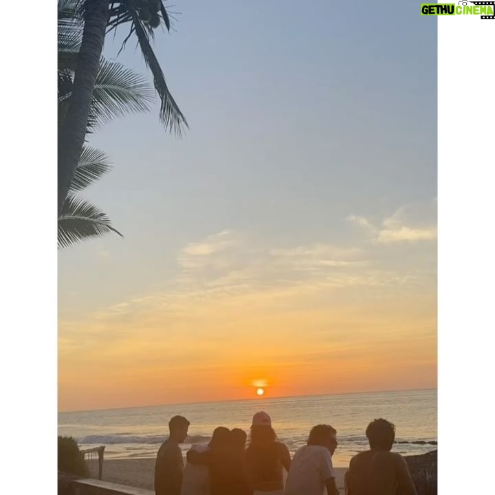 Verónica Álvarez - 13.6K Likes - Luna de miel con amigos, lo repetiría mil y un veces. Vengo soñando con este momento desde que me pidieron la mano. Ha sido la mejor decisión. Los amo infinito porque #FÁCIL es morirme por ustedes.
