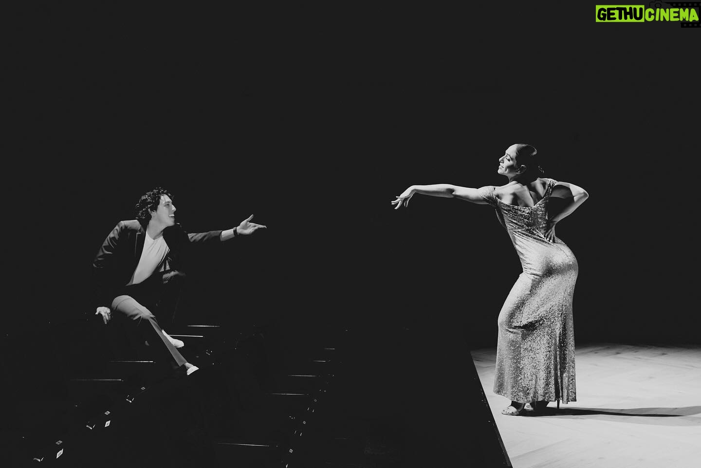 Verónica Álvarez - 48.4K Likes - Mateo se subió a un escenario por primera vez a los 19. Vero a los 10.
Hace 5 años nos conocimos en un teatro, sin saber que frente a cada uno, estaba y estará por siempre, nuestro mayor fan.
Te aplaudiré de pie hasta viejitos.
Feliz día del Teatro.