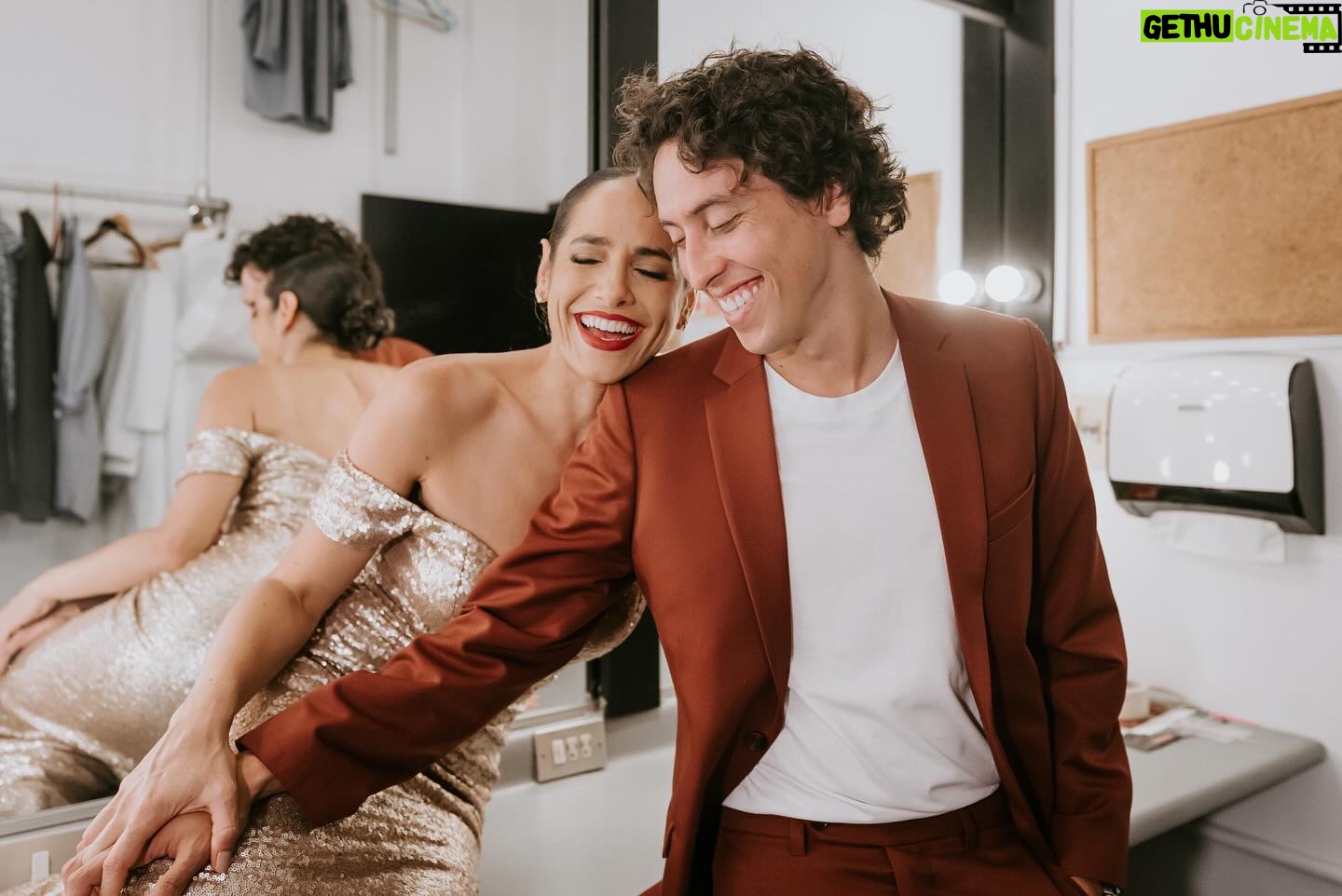 Verónica Álvarez - 48.4K Likes - Mateo se subió a un escenario por primera vez a los 19. Vero a los 10.
Hace 5 años nos conocimos en un teatro, sin saber que frente a cada uno, estaba y estará por siempre, nuestro mayor fan.
Te aplaudiré de pie hasta viejitos.
Feliz día del Teatro.