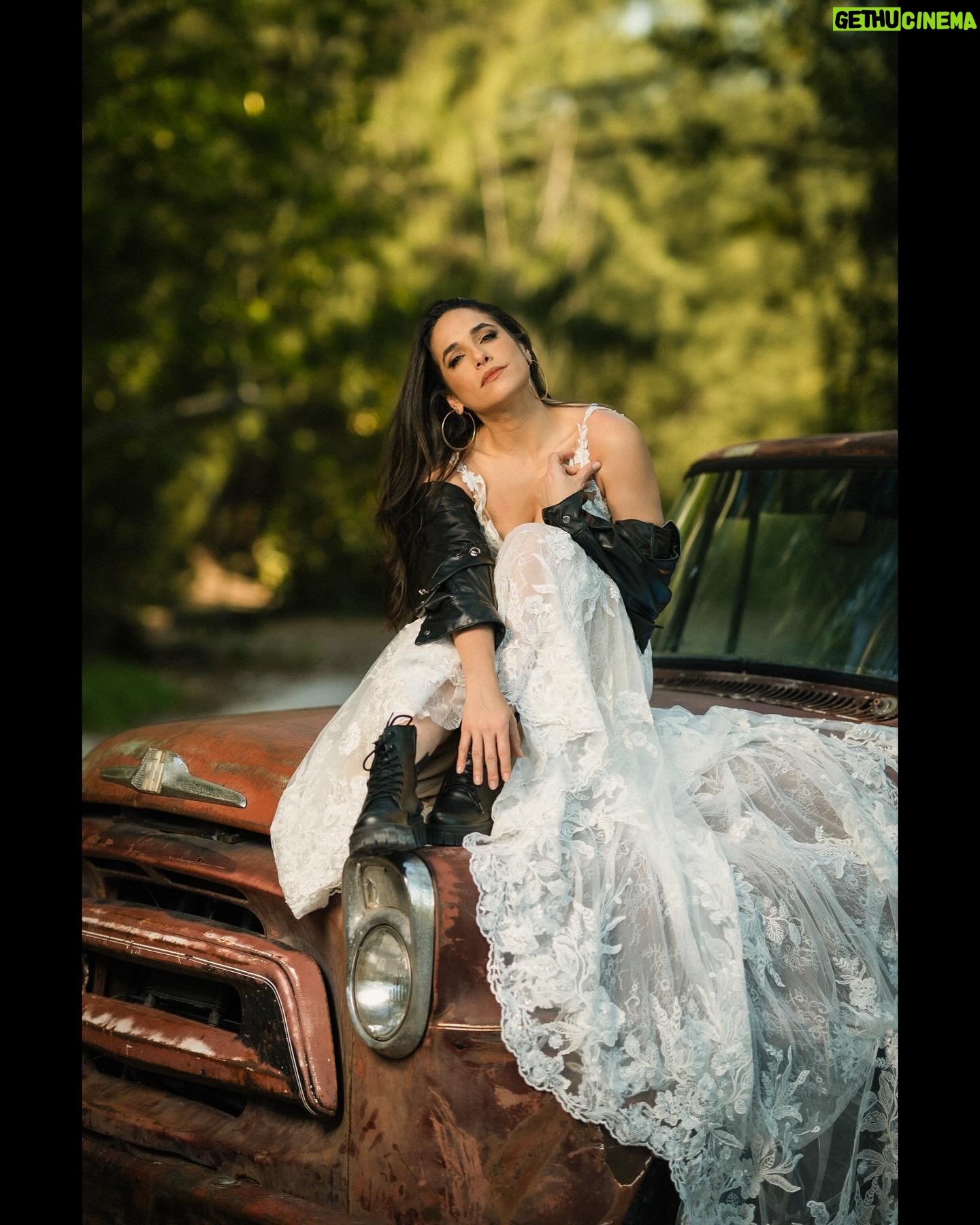 Verónica Álvarez - 18.1K Likes - Mientras esperamos las fotos oficiales del matri les comparto esta sesión de ENSUEÑO que me hizo el GENIO de @rubenvagalume con el maquillaje de la única, @lamaquilladora_
Las fotos son tan hermosas que parecen de mentira! Si van a Miami, busquen a este amazing artista peruano. Gracias amigo, eres dms top!
¿Cuál es su favorita? ¿La última? Amo todas 😍😍😍