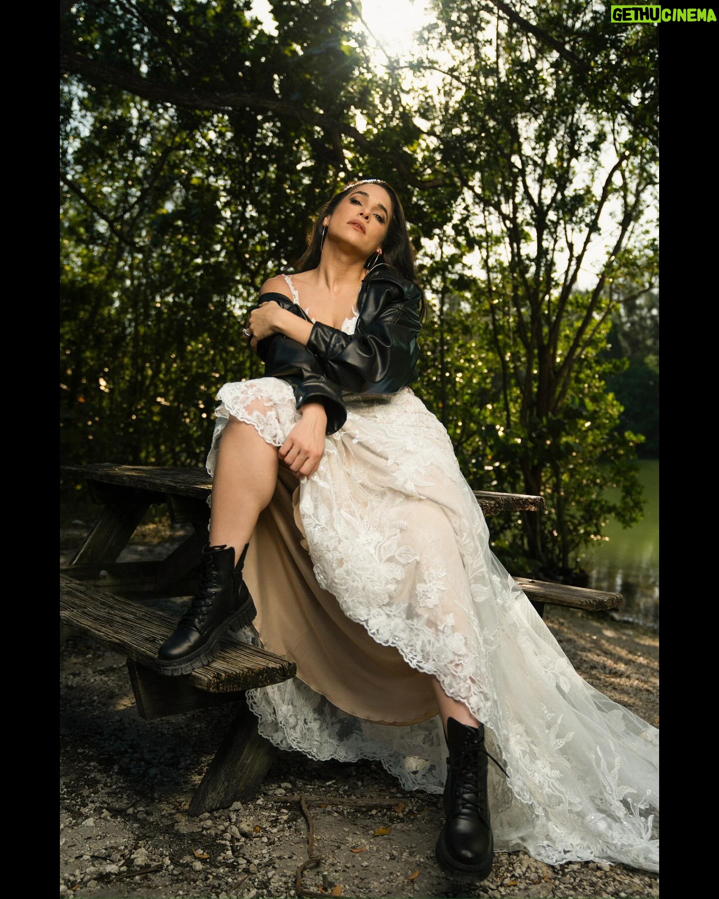 Verónica Álvarez - 18.1K Likes - Mientras esperamos las fotos oficiales del matri les comparto esta sesión de ENSUEÑO que me hizo el GENIO de @rubenvagalume con el maquillaje de la única, @lamaquilladora_
Las fotos son tan hermosas que parecen de mentira! Si van a Miami, busquen a este amazing artista peruano. Gracias amigo, eres dms top!
¿Cuál es su favorita? ¿La última? Amo todas 😍😍😍