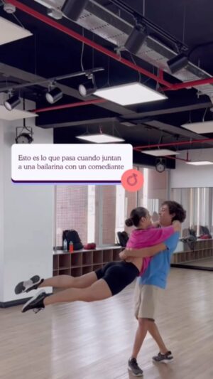 Verónica Álvarez Instagram - Esto es lo que sucede cuando se juntan una bailarina profesional y un comediante 🎊🤭

¿Alguien sabía que los ensayos de baile para novios podían ser TAN divertidos?😂🙈

Un minuto de silencio por los que tenemos dos pies izquierdos 🥲

Gracias @mateoglg y @veronicaalvarezr por dejarnos invadir su ensayo con @kervinvaldizan y no podemos esperar a ver el resultado de tan ardua práctica 🕺🏼🥰