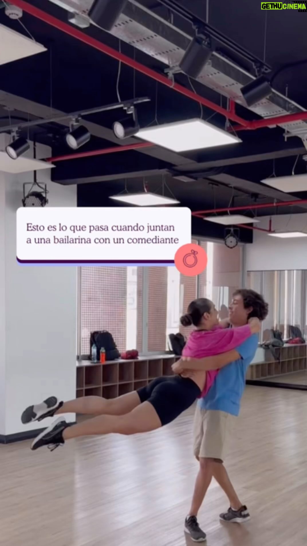 Verónica Álvarez - 31K Likes - Esto es lo que sucede cuando se juntan una bailarina profesional y un comediante 🎊🤭
¿Alguien sabía que los ensayos de baile para novios podían ser TAN divertidos?😂🙈
Un minuto de silencio por los que tenemos dos pies izquierdos 🥲
Gracias @mateoglg y @veronicaalvarezr por dejarnos invadir su ensayo con @kervinvaldizan y no podemos esperar a ver el resultado de tan ardua práctica 🕺🏼🥰