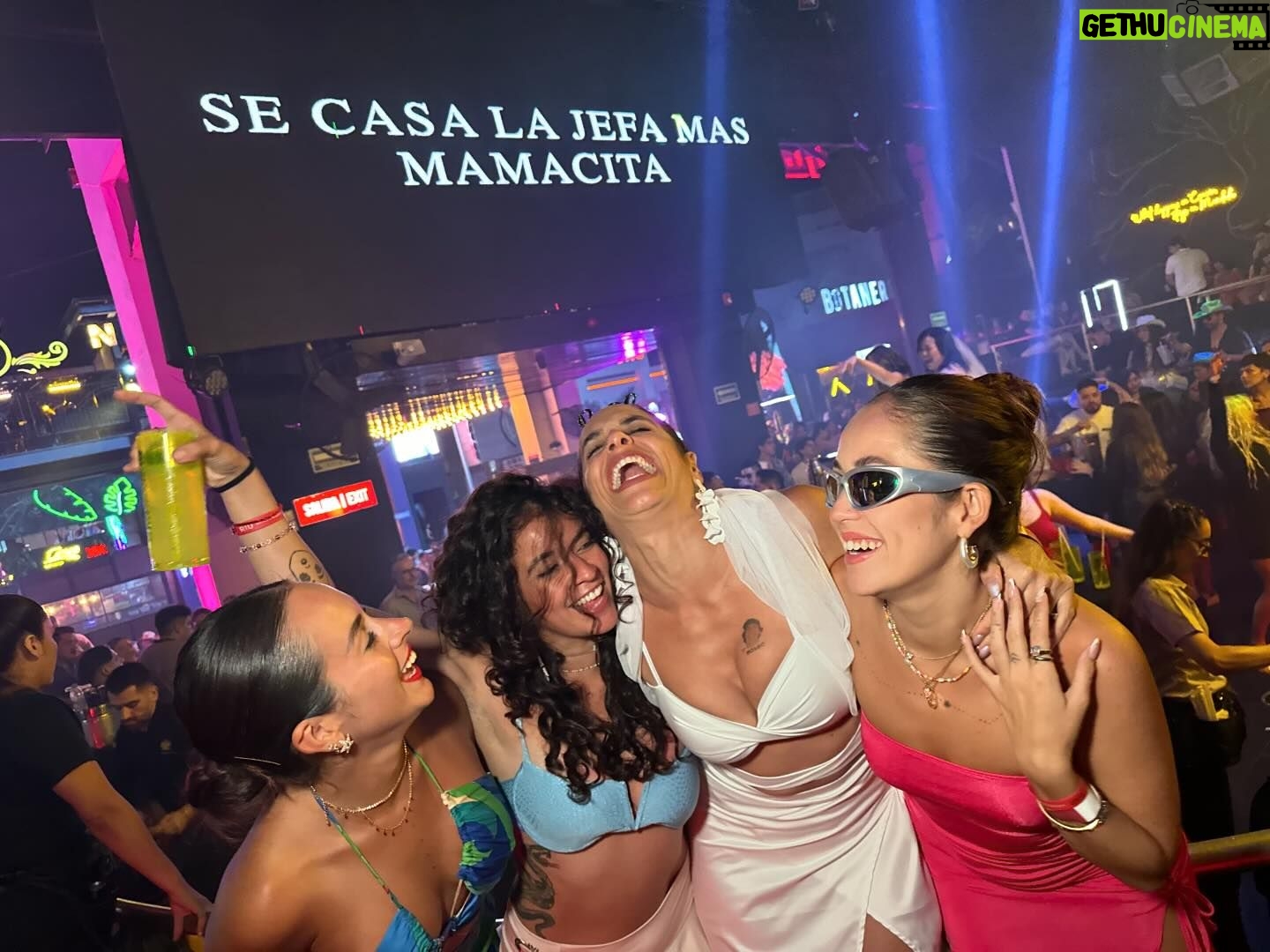 Verónica Álvarez - 9K Likes - Cancún última parte!!!!! Veo las fotos y se me llena el corazón!!!!!! Hemos dejado marca en Cancún jajaja Vanilla Represent!!!! 🎉😎♥️👰🏻