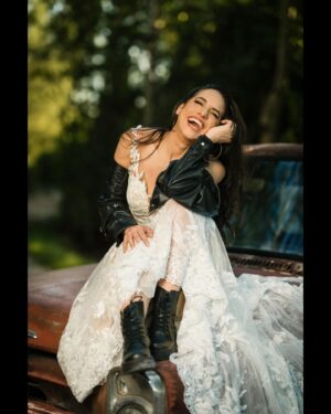 Verónica Álvarez Instagram - Mientras esperamos las fotos oficiales del matri les comparto esta sesión de ENSUEÑO que me hizo el GENIO de @rubenvagalume con el maquillaje de la única, @lamaquilladora_ 

Las fotos son tan hermosas que parecen de mentira! Si van a Miami, busquen a este amazing artista peruano. Gracias amigo, eres dms top!

¿Cuál es su favorita? ¿La última? Amo todas 😍😍😍