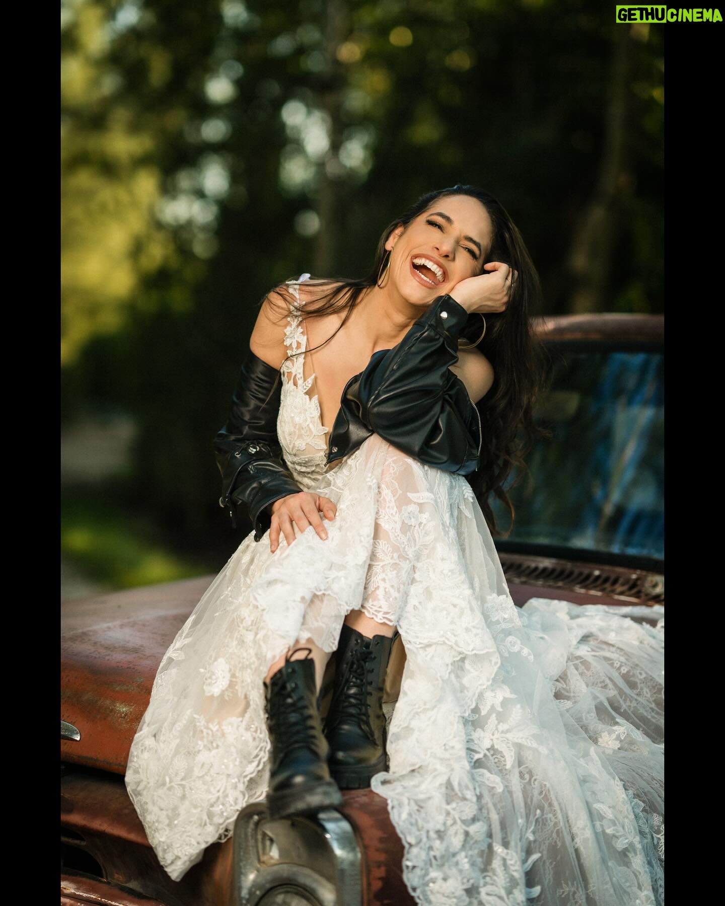 Verónica Álvarez - 18.1K Likes - Mientras esperamos las fotos oficiales del matri les comparto esta sesión de ENSUEÑO que me hizo el GENIO de @rubenvagalume con el maquillaje de la única, @lamaquilladora_
Las fotos son tan hermosas que parecen de mentira! Si van a Miami, busquen a este amazing artista peruano. Gracias amigo, eres dms top!
¿Cuál es su favorita? ¿La última? Amo todas 😍😍😍