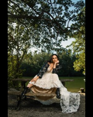 Verónica Álvarez Instagram - Mientras esperamos las fotos oficiales del matri les comparto esta sesión de ENSUEÑO que me hizo el GENIO de @rubenvagalume con el maquillaje de la única, @lamaquilladora_ 

Las fotos son tan hermosas que parecen de mentira! Si van a Miami, busquen a este amazing artista peruano. Gracias amigo, eres dms top!

¿Cuál es su favorita? ¿La última? Amo todas 😍😍😍