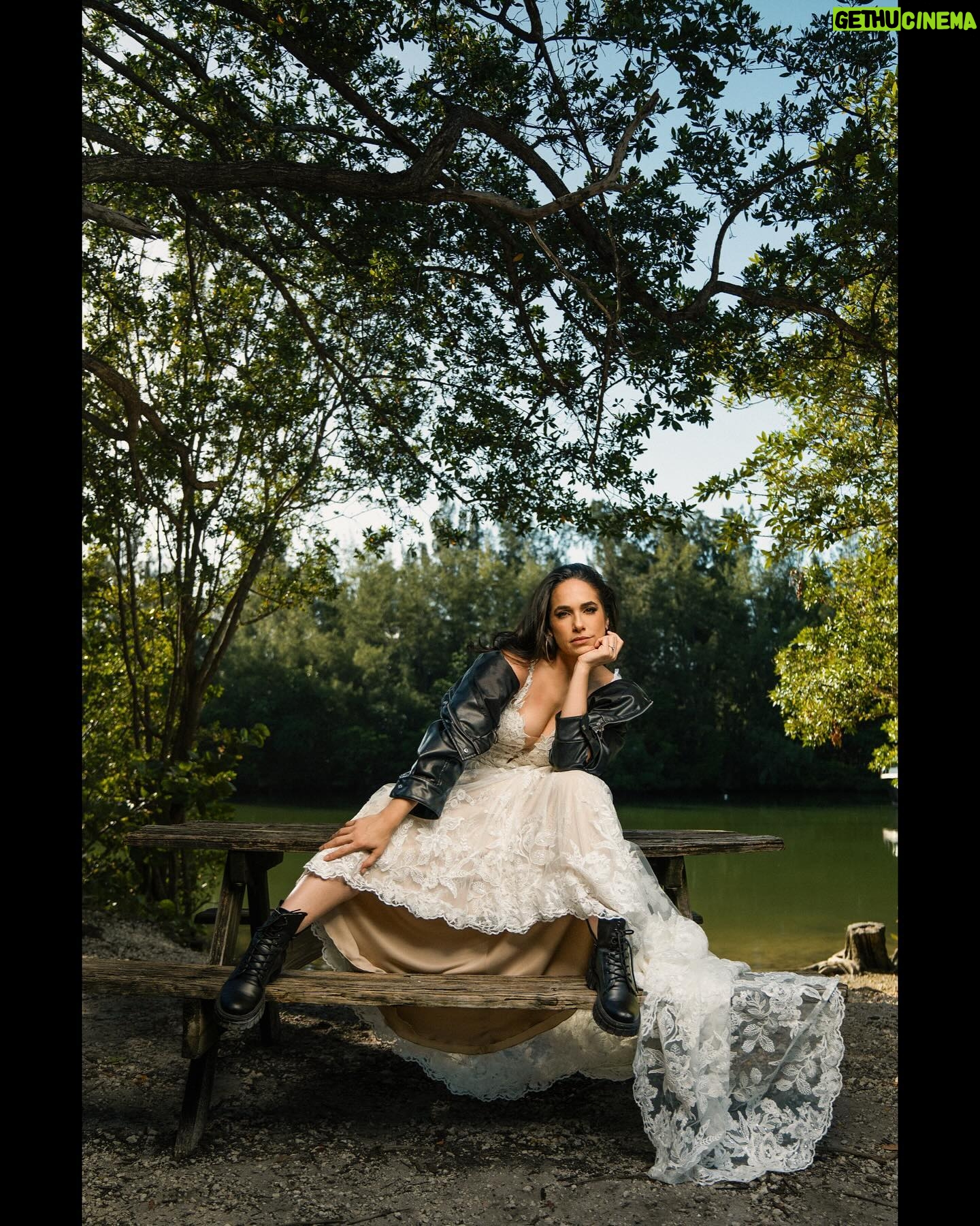 Verónica Álvarez - 18.1K Likes - Mientras esperamos las fotos oficiales del matri les comparto esta sesión de ENSUEÑO que me hizo el GENIO de @rubenvagalume con el maquillaje de la única, @lamaquilladora_
Las fotos son tan hermosas que parecen de mentira! Si van a Miami, busquen a este amazing artista peruano. Gracias amigo, eres dms top!
¿Cuál es su favorita? ¿La última? Amo todas 😍😍😍