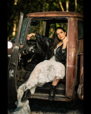 Verónica Álvarez Instagram - Mientras esperamos las fotos oficiales del matri les comparto esta sesión de ENSUEÑO que me hizo el GENIO de @rubenvagalume con el maquillaje de la única, @lamaquilladora_ 

Las fotos son tan hermosas que parecen de mentira! Si van a Miami, busquen a este amazing artista peruano. Gracias amigo, eres dms top!

¿Cuál es su favorita? ¿La última? Amo todas 😍😍😍