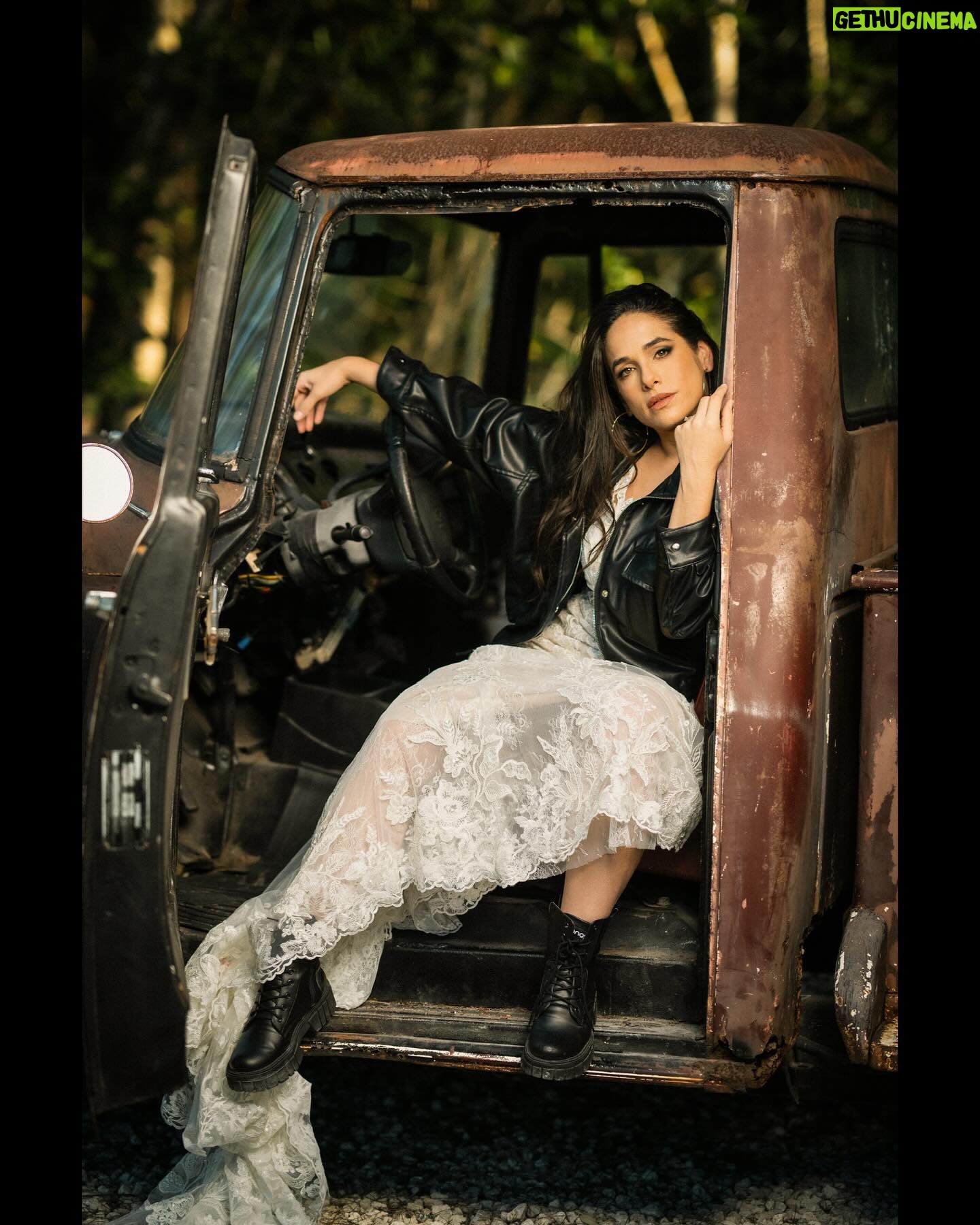 Verónica Álvarez - 18.1K Likes - Mientras esperamos las fotos oficiales del matri les comparto esta sesión de ENSUEÑO que me hizo el GENIO de @rubenvagalume con el maquillaje de la única, @lamaquilladora_
Las fotos son tan hermosas que parecen de mentira! Si van a Miami, busquen a este amazing artista peruano. Gracias amigo, eres dms top!
¿Cuál es su favorita? ¿La última? Amo todas 😍😍😍