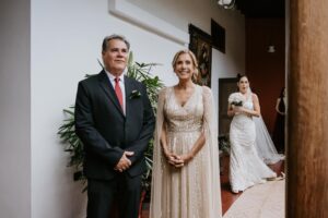 Verónica Álvarez Instagram - Mom & Dad ♥️

Siempre pensé que era igual a mi papá físicamente… pero aquí me veo una mezcla perfecta de los dos. Uds qué dicen? Veo estas fotos y me emociono mucho! Quiero de nuevo todo jijiji 

Vayan a la última foto para entender por qué soy muequera 🤣