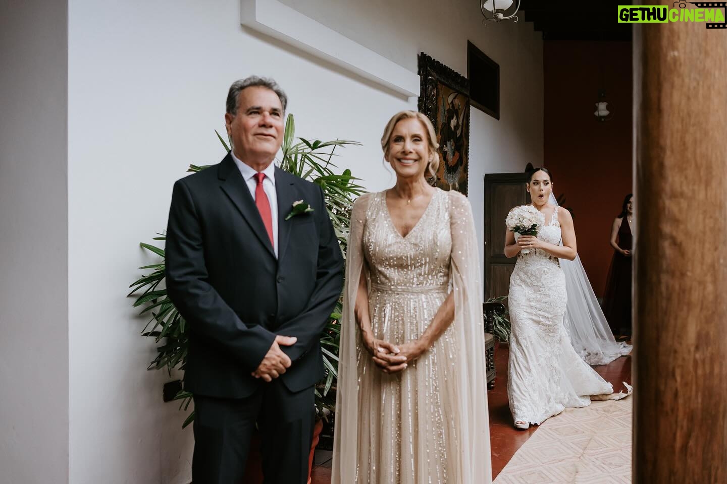 Verónica Álvarez - 11.2K Likes - Mom & Dad ♥️
Siempre pensé que era igual a mi papá físicamente… pero aquí me veo una mezcla perfecta de los dos. Uds qué dicen? Veo estas fotos y me emociono mucho! Quiero de nuevo todo jijiji
Vayan a la última foto para entender por qué soy muequera 🤣