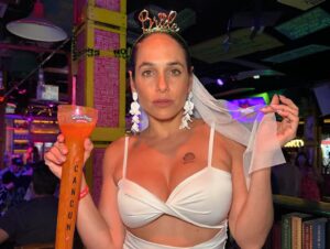 Verónica Álvarez Instagram - Cancún última parte!!!!! Veo las fotos y se me llena el corazón!!!!!! Hemos dejado marca en Cancún jajaja Vanilla Represent!!!! 🎉😎♥️👰🏻