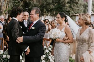 Verónica Álvarez Instagram - Mom & Dad ♥️

Siempre pensé que era igual a mi papá físicamente… pero aquí me veo una mezcla perfecta de los dos. Uds qué dicen? Veo estas fotos y me emociono mucho! Quiero de nuevo todo jijiji 

Vayan a la última foto para entender por qué soy muequera 🤣
