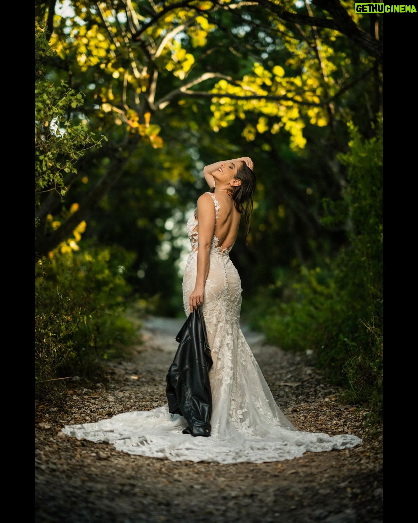 Verónica Álvarez - 18.1K Likes - Mientras esperamos las fotos oficiales del matri les comparto esta sesión de ENSUEÑO que me hizo el GENIO de @rubenvagalume con el maquillaje de la única, @lamaquilladora_
Las fotos son tan hermosas que parecen de mentira! Si van a Miami, busquen a este amazing artista peruano. Gracias amigo, eres dms top!
¿Cuál es su favorita? ¿La última? Amo todas 😍😍😍