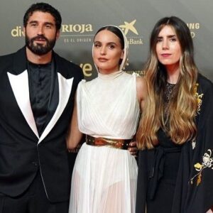 Verónica Echegui Instagram - Gracias pueblo de Cañete, por acogernos y ayudarnos en todo. Gracias a su alcaldesa Montserrat Poyatos, por la confianza. @felixtusell te echamos de menos…
Gracias @adiestramiento_etican por tu labor con los perros que intervienen. Iván enhorabuena.
Gracias @alexsorianbrown @whereismariamartinez @letimorelo5 y @hinarejosmunoz ❤️🙏🏽
Gracias @anamedina.artdirector @nadia.khairat @ed_is_dead @litaecheverria #rodrigogil raquelmenendez @monicart___ @elegonzalez6, @xoanforneas @elenammartet @lararbr @sulesinho CUCO @joelbriand @laura_jaher @dejusuie y muchos más sin los cuales #totemloba no hubiera sido posible ❤️🐺🙏🏽✨