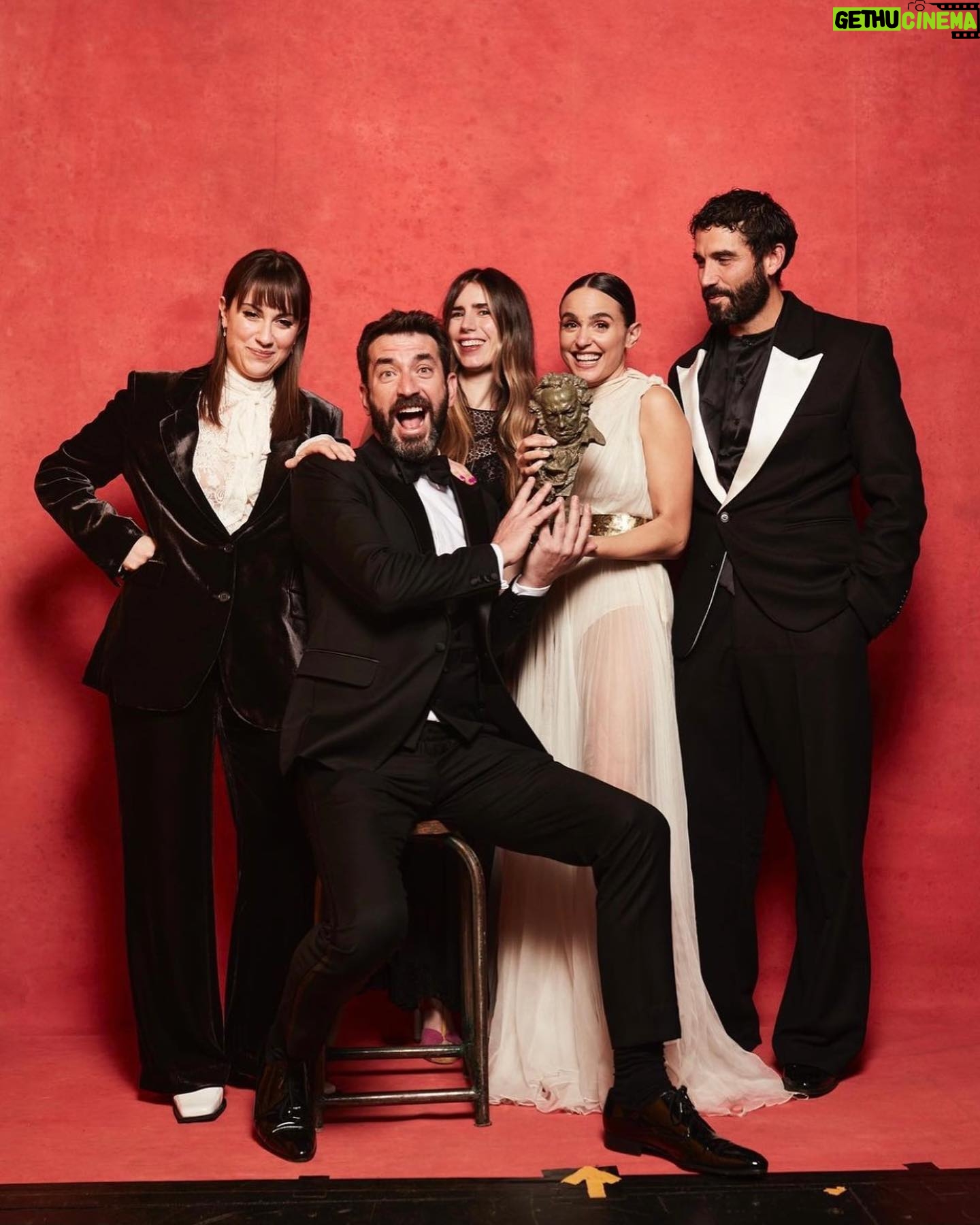 Verónica Echegui - 6.9K Likes - Qué alegría recibir esta recompensa al trabajo de tantas personas a las que agradezco su colaboración y dedicación total. Qué alegría compartirlo con personas a las que quiero, que sé que se alegran por mi. Mis familiares y amigos.
Y a ti Anne, mi Life Trainer, te abrazo.
Me has enseñado a retomar esa alegría verdadera que llevo en lo más profundo de mi corazón y que como muchos de nosotros, había dejado a un lado por momentos de pura satisfacción, que como llegan, se van.
Con esta misma Alegría sigo mi camino para dedicársela a este maravilloso arte y al público, para el que trabajo con empeño.