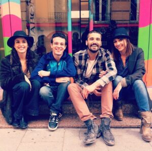 Verónica Echegui Instagram - Querido Roberto, 
Te has ido y nos has dejado tantos momentos auténticos dentro y fuera de la pantalla…siempre te agradeceré que me dieras la oportunidad de trabajar contigo, de conocerte, y compartir una de las experiencias más importantes de mi vida. Aquella noche en el mar juntos, la tengo grabada en el corazón…Gracias, porque a través de ti conocí a mi Amor…y aprendí mucho de lo que hoy forma parte de quien soy. Deseo que continúes tu viaje acompañado por el cariño de todos los que te hemos querido. Me conmovió acercarme al cristal de nuevo y verte junto a E.T…❤️