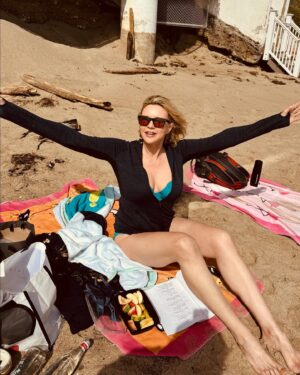 Veronica Ferres Instagram - A wonderful day at the beach, reading scripts, jumping into the ocean with friends, and soaking up the sun 🌞 grateful for every minute ✨